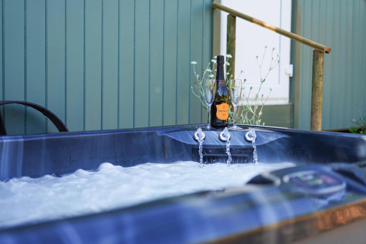 The Laburnum Retreat Shepherd Hut Private Hot Tub Upper Hulme Ngoại thất bức ảnh